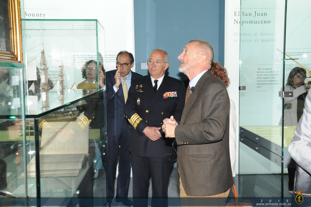 Al terminar la presentación el Jefe de Estado Mayor de la Armada y el escritor Pérez Reverte han recorrido la exposición